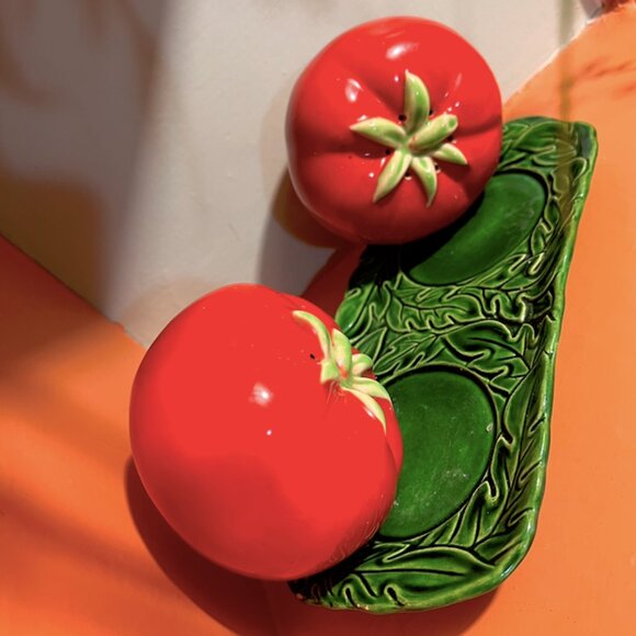 Oversized Vintage 40's Tomato Japanese Salt & Pepper Shakers with Tray - Picture 8 of 8